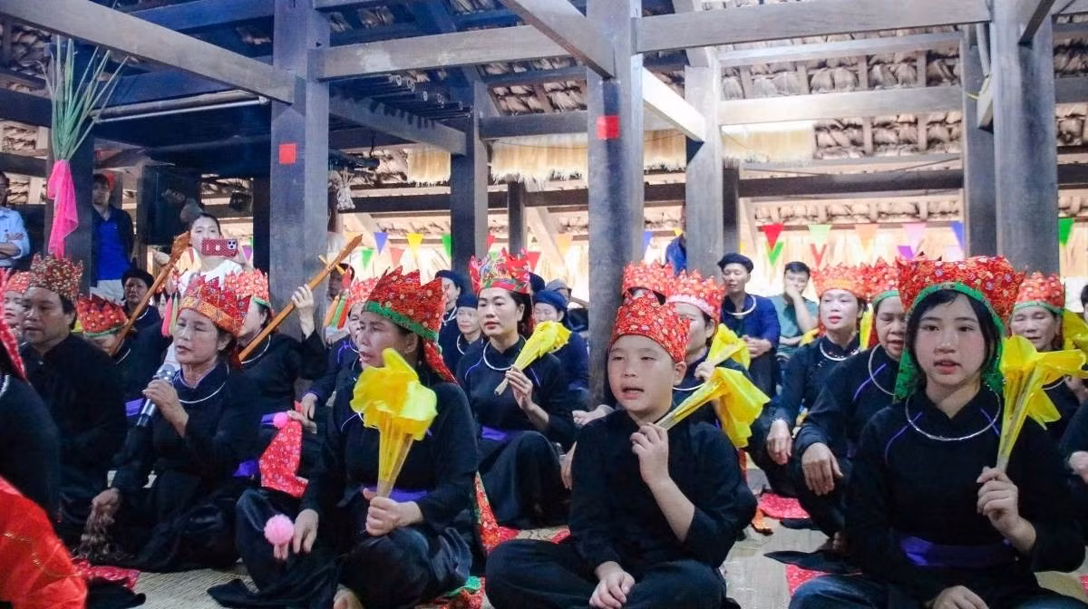 Le rituel « accueillir et initier le con tràng » du peuple Tày. Photo : VOV.