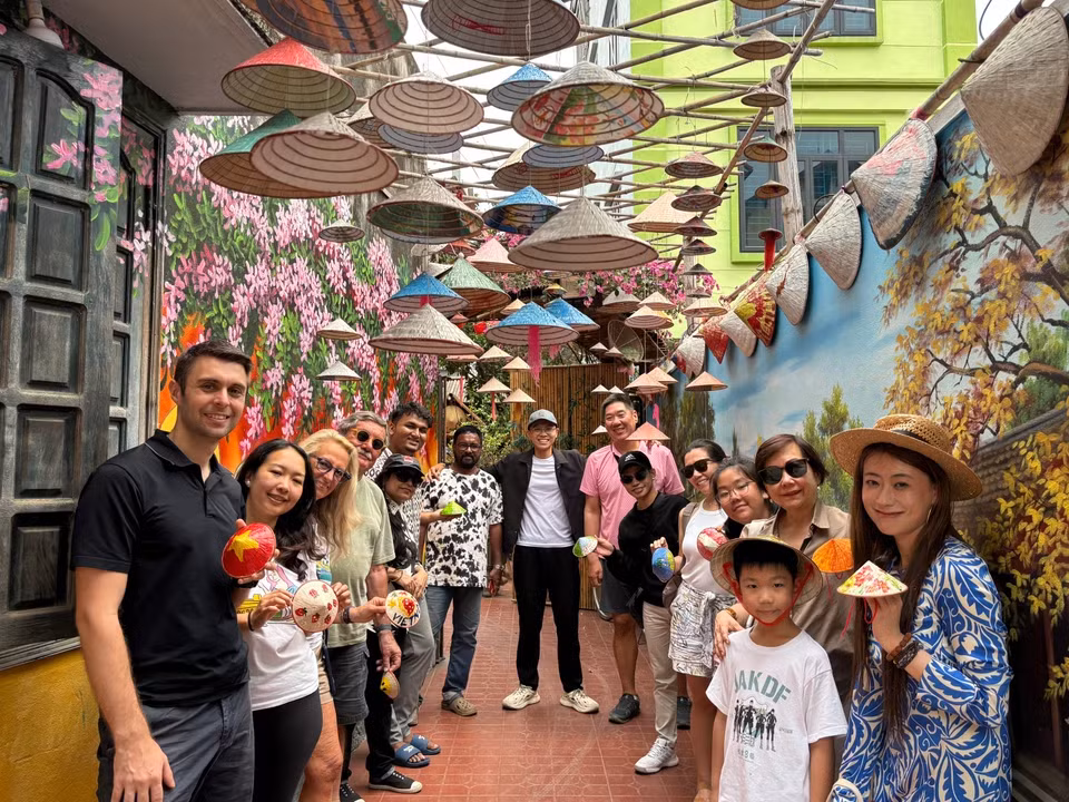 Les touristes étrangers séduits par un « contact » direct avec la culture traditionnelle vietnamienne. Photo: Vietnam+