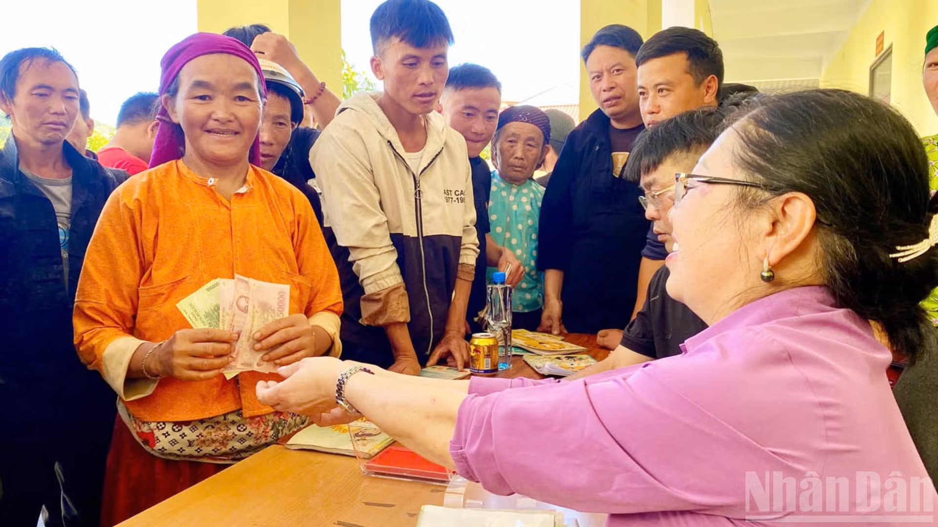 « Les communes frontalières de la province de Tuyên Quang ont essentiellement achevé la distribution des cadeaux du Tết de l’Indépendance à la population ». Photo : nhandan.vn