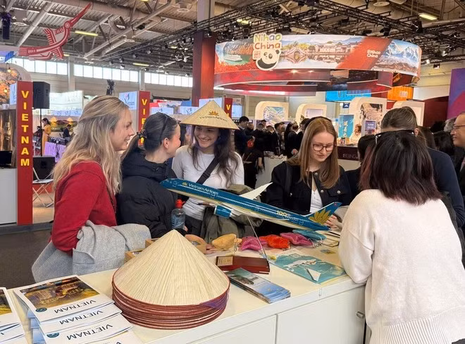 Affluence de visiteurs au stand du Vietnam au salon ITB Berlin 2025. Photo : VNA