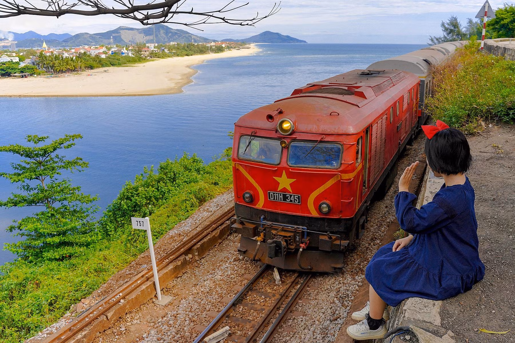 Le train traversant la baie de Lang Co. Photo: vnexpress.net