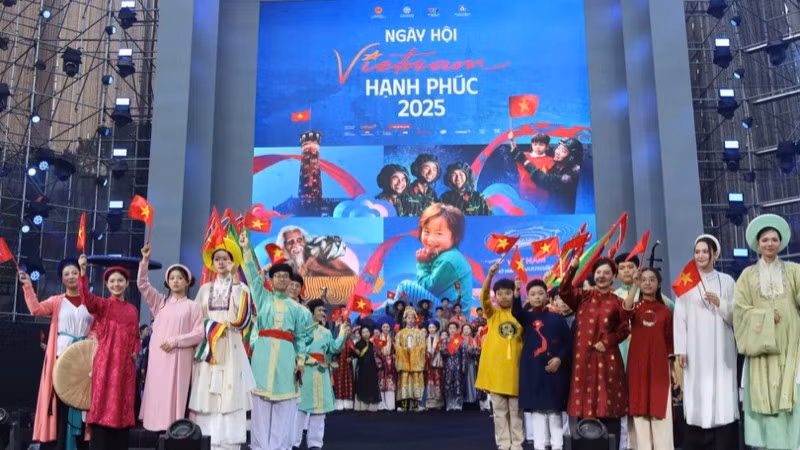 Reconstitution des costumes vietnamiens à travers les époques lors du Vietnam Happy Fest 2025. Photo : nhandan.vn