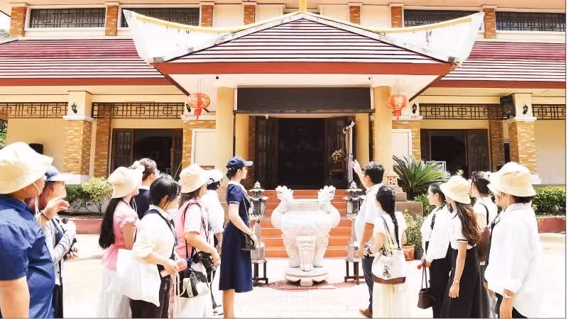 Des étudiants de l’Université pédagogique de l’Université de Da Nang devant la maison de l’Oncle Hô. Photo : nhandan.vn