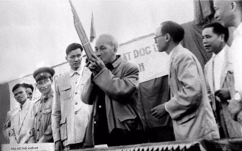 Le Président Ho Chi Minh joue du Khen, instrument de musique traditionnel de l'ethnie Thai, à Yen Chau, province de Son La, le 7 mai 1959. Photo : VNA