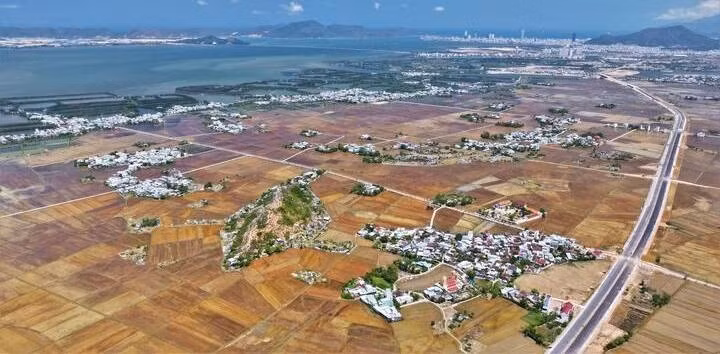 Une montagne et une dune en forme de baleine, liées à des légendes à Gia Lai. Photo : vtcnews.vn