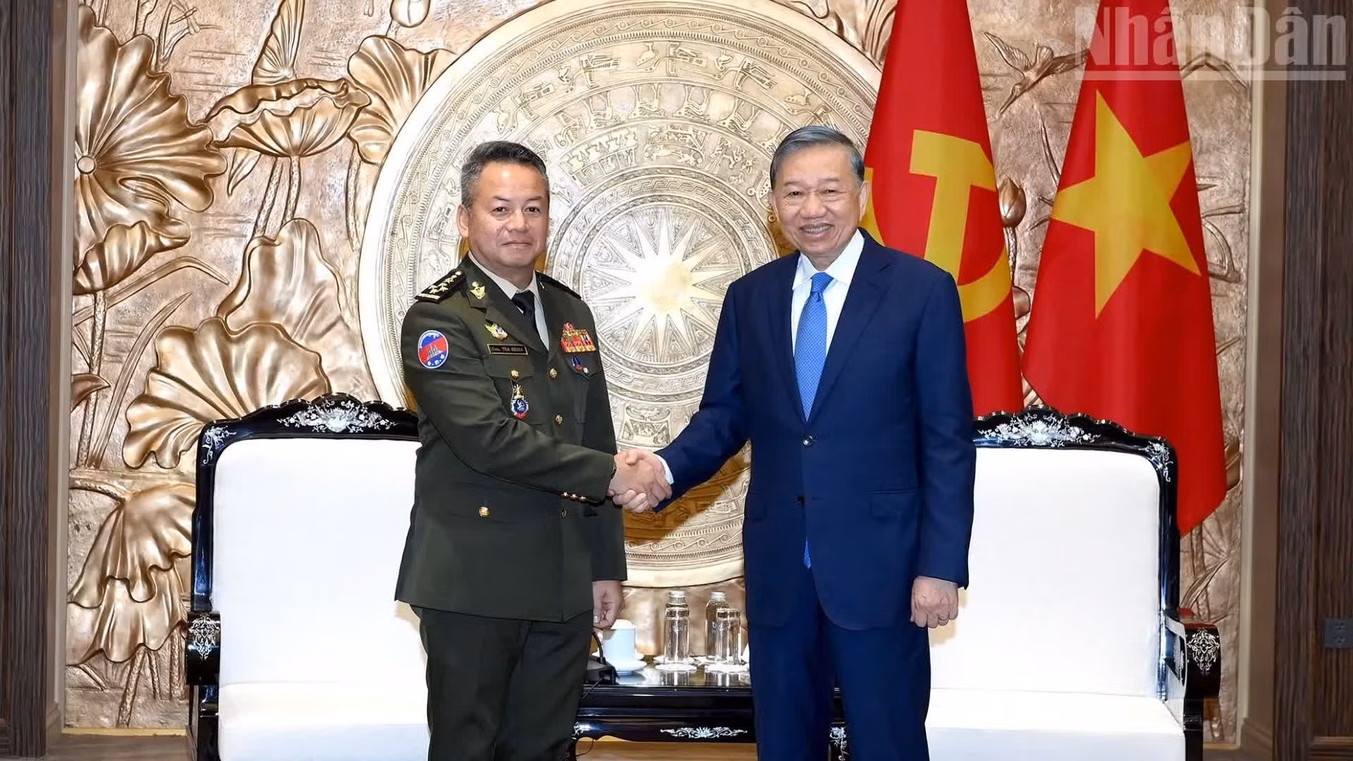 Le secrétaire général du PCV et président de la République To Lam et le général d’armée Tea Seiha, vice-Premier ministre et ministre de la Défense du Royaume du Cambodge. (Photo : DANG KHOA)