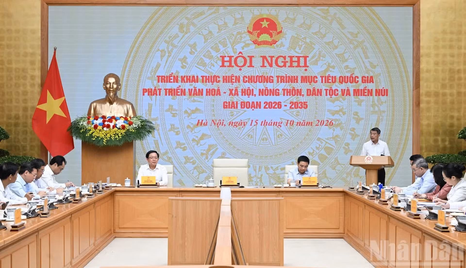 Le Premier ministre Le Minh Hung préside la conférence consacrée à la mise en œuvre du Programme national cible de développement culturel et social, rural, ethnique et montagnard pour la période 2026-2035. Photo: nhandan.vn