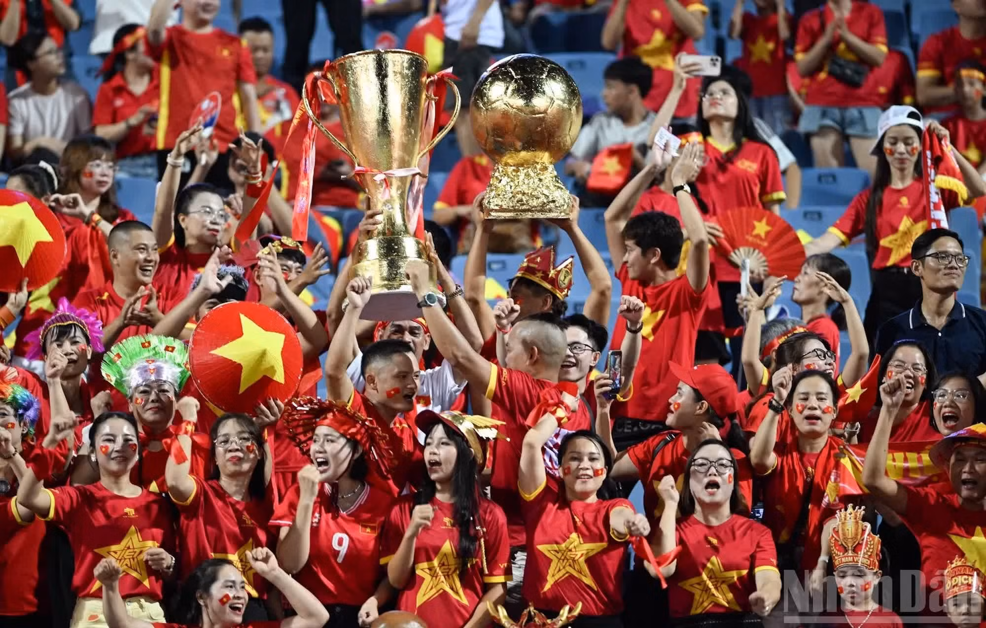 Les supporters vietnamiens colorent en rouge le stade de My Dinh: Photo: nhandan.vn