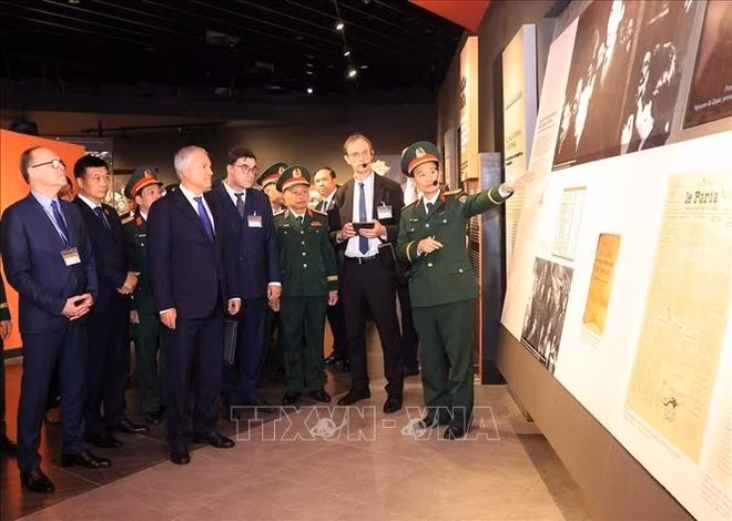 Le président de la Douma d’État russe en visite au Musée d’histoire militaire du Vietnam. Photo : VNA.