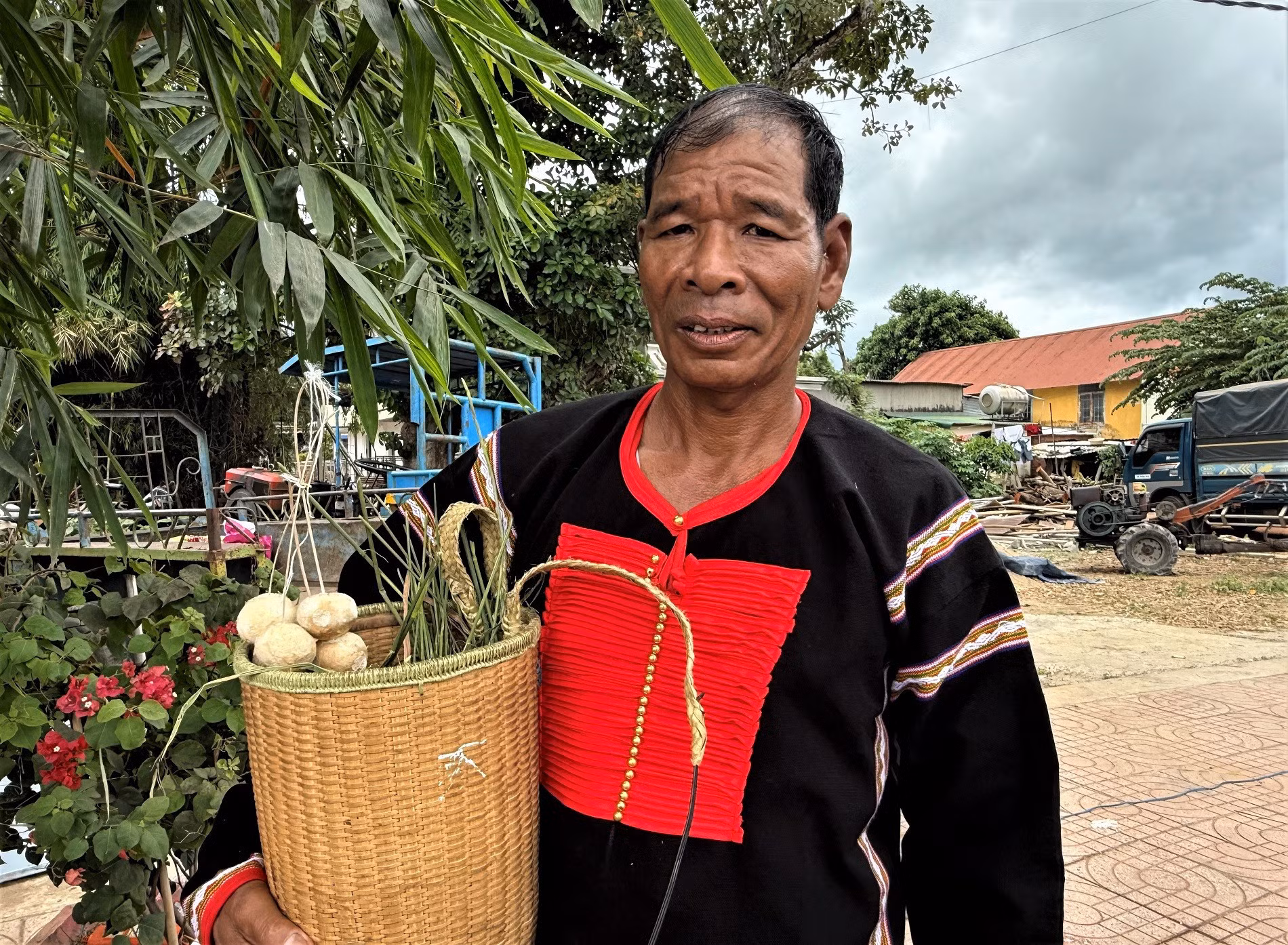 L’artisan Y Bắp Nhơm explique comment préparer le ferment traditionnel du rượu cần à partir de feuilles et de racines de plantes forestières. Photo :Photo : vietnamnet.vn