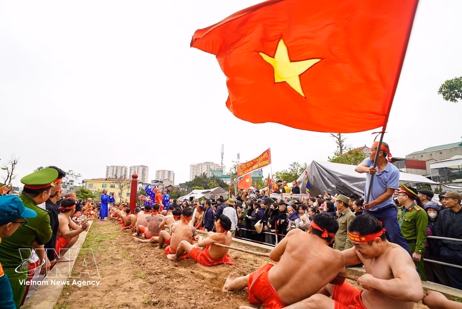 Le rituel et le jeu du tir à la corde assis – un patrimoine culturel immatériel national et un patrimoine culturel immatériel de l’humanité reconnu par l’UNESCO. Photo : VNA