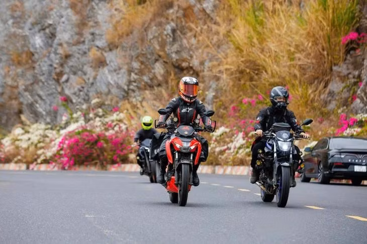 Les routes de Cát Bà constituent une destination particulièrement attractive pour les visiteurs. Photo : tuoitre.vn
