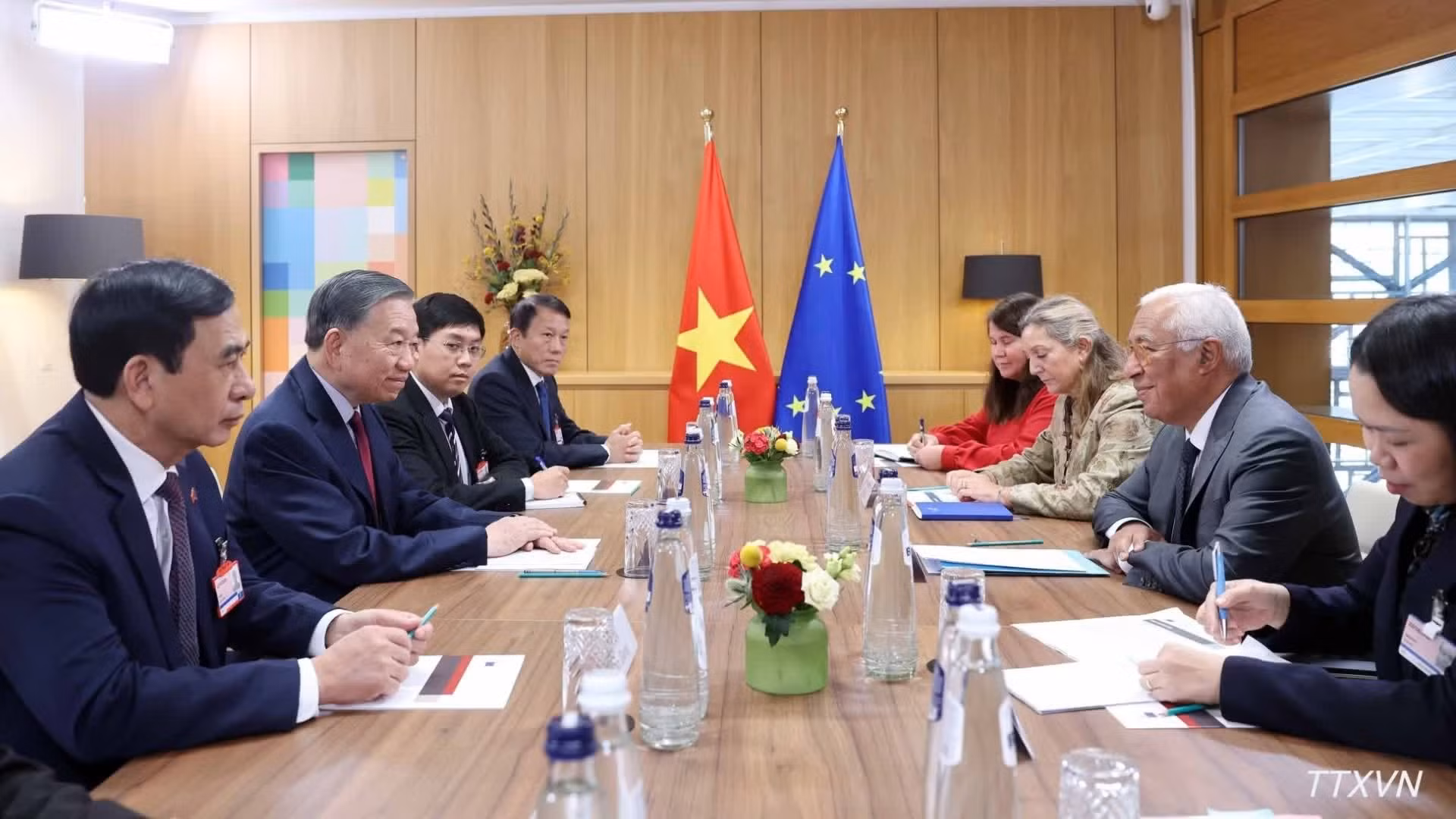 Le secrétaire général du PCV et président de la République, To Lam, lors d’un entretien restreint avec le président du Conseil européen, Antonio Costa, avant leur entretien officiel. (Photo : VNA)