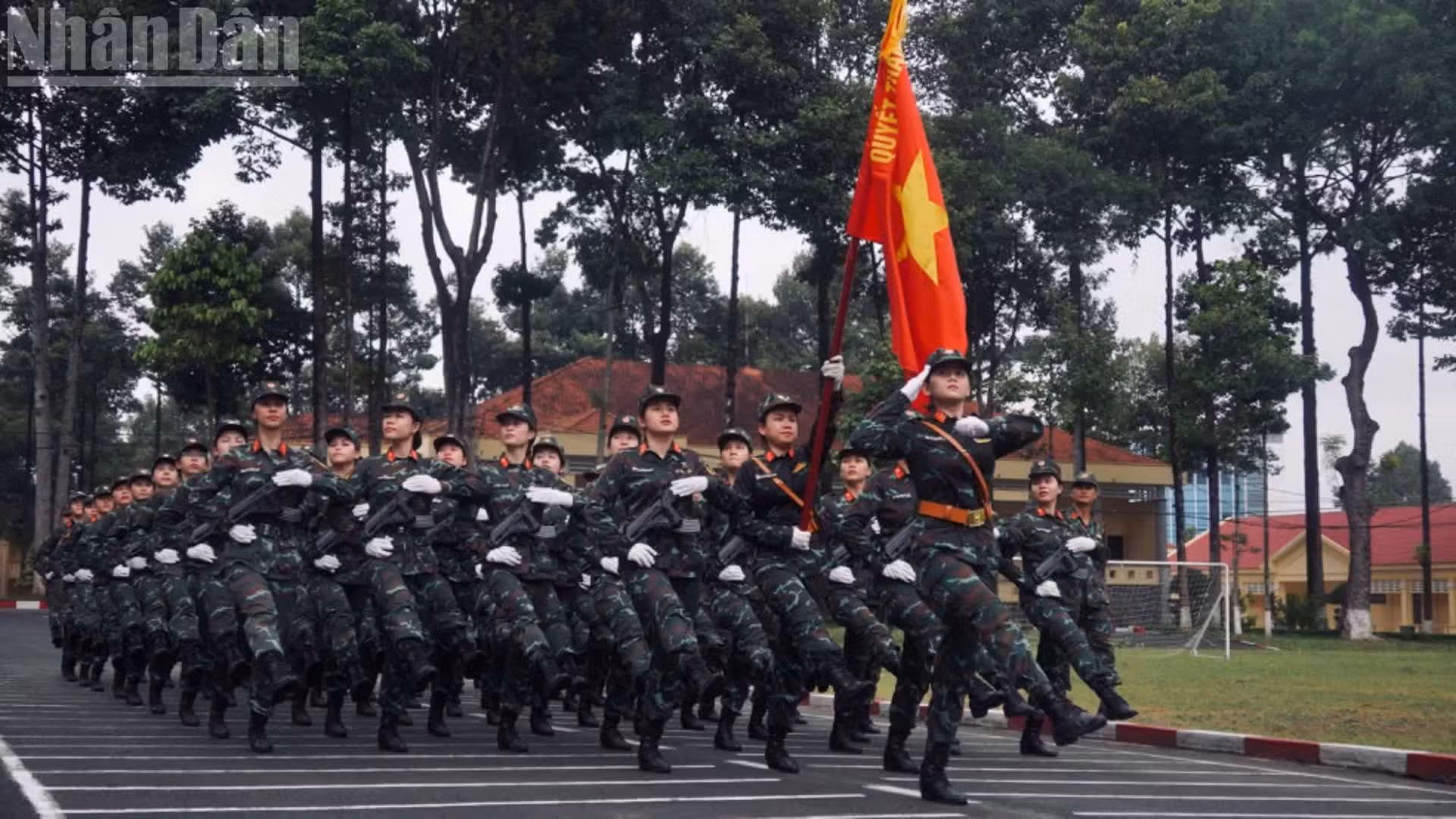 Le contingent féminin d’officiers et de soldats participant aux opérations de maintien de la paix s’entraîne à la Brigade du génie n° 25, dans la ville de Dong Nai. Photo : nhandan.vn