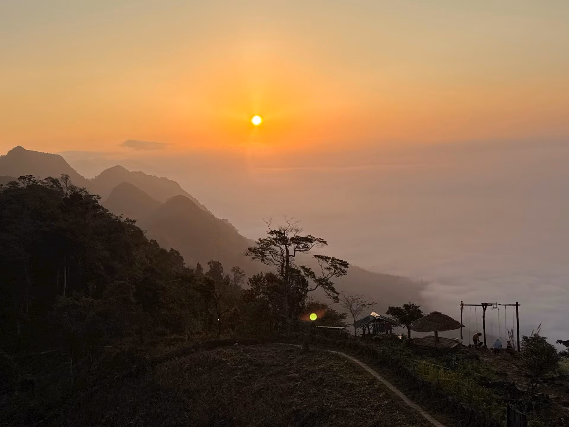 Hang Kia accueille les premiers rayons de l’aube. Photo : hanoimoi.vn