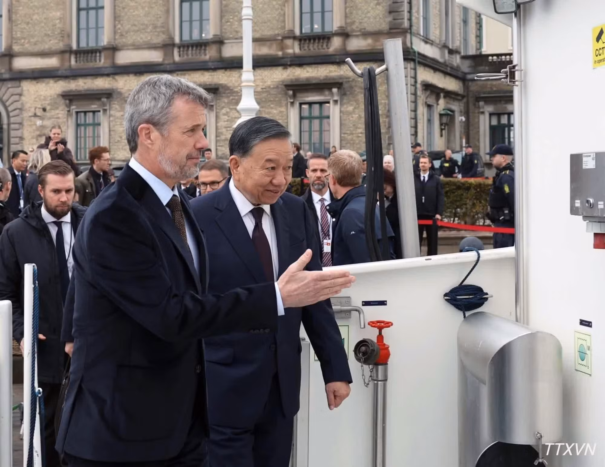 Le roi Frederik X de Danemark invite le secrétaire général du PCV et président de la République, To Lam, à monter à bord d’un bateau pour visiter l’île artificielle de Lynetteholm, actuellement en cours de construction. (Photo : VNA)