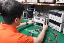 Les ingénieurs de FPT ont mené des travaux de recherche et de finalisation de la conception, permettant aux puces d’alimentation « Make in Vietnam, made by FPT » de franchir avec succès les systèmes de tests mondiaux les plus exigeants. Photo : nhandan.vn