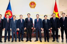L’ambassadeur Nguyen Minh Tqm reçoit la délégation de la Commission des relations extérieures du Comité central du Parti populaire révolutionnaire lao, conduite par son chef Bounleua Phandanouvong, venue présenter ses vœux. Photo : nhandan.vn