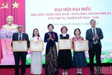 La vice-présidente permanente de l’Union des organisations d’amitié de la ville de Hanoï, Tran Thi Phuong, a remis des certificats de mérite aux individus et collectifs ayant apporté des contributions exceptionnelles au cours du dernier mandat. Photo : nhandan.vn