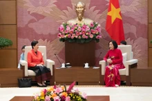 La vice-présidente de l’Assemblée nationale, Nguyen Thi Thanh, reçoit l’Ambassadrice du Cambodge au Vietnam, Chea Kimtha, venue lui rendre une visite de courtoisie à l’occasion de la fin de son mandat. Photo : quochoi.vn