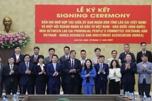 La délégation et ses partenaires sud-coréens posent pour une photo souvenir avec les dirigeants du Comité populaire provincial de Lao Cai. Photo : VKBIA.