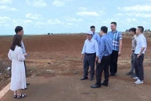 Bien que la zone industrielle de Nam Pleiku ne soit pas encore achevée, elle attire déjà de nombreux investisseurs intéressés, ayant versé des acomptes grâce à sa position géographique favorable en matière de transport. Photo :baodautu.vn