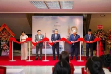 Les participants ont coupé le ruban pour inaugurer l’exposition thématique « Les empreintes de Ho Chi Minh dans la patrie de la Révolution d’Octobre » au Musée Ho Chi Minh. Photo : VOV.