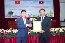 Cérémonie de remise de la décision de fondation du Comité de gestion de la communauté vietnamienne dans la province de Xaysomboun. Photo : Ambassade du Vietnam au Laos