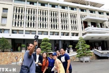 Des touristes chinois visitent le Palais de la Réunification, l’un des sites historiques de Hô Chi Minh-Ville. Photo : VNA