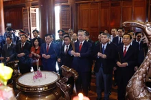 Le secrétaire général To Lam et la délégation de travail offrent de l’encens en hommage au président Ho Chi Minh au Site national spécial de Kim Lien. Photo : VNA