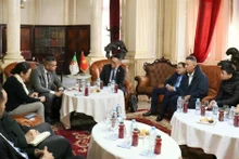 Séance de travail entre la délégation vietnamienne et les représentants de la Chambre de commerce et d’industrie (CCI) d’Oran. Photo : VNA.