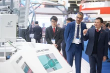 Le membre du Comité central du Parti, lieutenant-général Tao Duc Thang, président-directeur général de Viettel, présente les produits du groupe à ses partenaires lors de l’événement. Photo: nhandan.vn