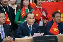 Le vice-ministre de la Culture, des Sports et du Tourisme, également Vice-président de la Commission nationale vietnamienne pour l’UNESCO, Hoang Dao Cuong, et le Vice-président permanent du Comité populaire de la province de Bac Ninh, Mai Son, prennent la parole après l’annonce de la décision par l’UNESCO. Photo : VOV.