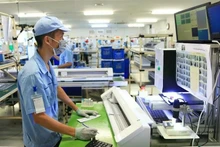 Fabrication d'équipements électroniques chez Rhythm Precision Vietnam Co., Ltd., parc industriel de Noi Bai. Photo : hanoimoi.vn.jpg