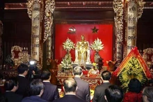 Le secrétaire général du Parti communiste du Vietnam, To Lam, et la délégation du Comité central à la Maison commémorative du Président Hô Chi Minh. Photo : VNA.