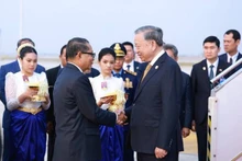Cérémonie d'accueil du secrétaire général du Parti To Lam et de la délégation de haut niveau à l'aéroport international de Techo. Photo : VNA.