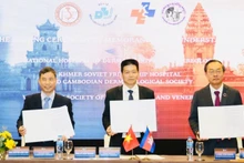 La signature d'un mémorandum de coopération en dermatologie entre les parties vietnamiennes et cambodgiennes. Photo: nhandan.vn