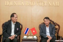 Le vice-président permanent de l’Association des Journalistes du Vietnam, Nguyen Duc Loi (à droite) et le président de la Fédération et de l’Association des Journalistes de Thaïlande, Nakorn Veerapravati (à gauche) lors de la rencontre. Photo : congluan.vn