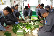 Les navires de surveillance des pêches préparent des bánh chưng (gâteaux traditionnels de riz gluant) en vue de célébrer le Têt en mer. Photo : qdnd.vn