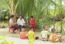 Les enfants jouent de la musique folklorique traditionnelle de leur peuple sous la direction attentive de M. Tran Soc. Photo : VOV.