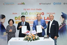 Les représentants des parties ont signé l’accord de soutien aux lycéennes issues des minorités ethniques pour la nouvelle phase du projet. Photo : nhandan.vn