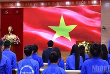 Les jeunes membres et volontaires du Front de la Patrie ainsi que des organisations centrales ont participé à la cérémonie de lever du drapeau. Photo: nhandan.vn