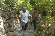 La route pavée, vieille de plusieurs siècles, témoigne du temps qui passe. Photo : VOV.