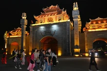 Les représentants des entreprises de voyage et les visiteurs ont été enchantés de pouvoir découvrir le sanctuaire de Hùng dans l’atmosphère nocturne. Photo : nhandan.vn