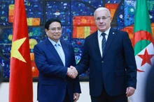 Le Premier ministre Pham Minh Chinh (gauche) rencontre le président de l'Assemblée populaire nationale d'Algérie, Ibrahim Boughali. Photo : VNA. 