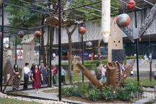 Des débris d’avion et des carcasses de bombes sont mis en scène dans un espace artistique. Photo: nhandan.vn