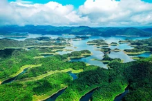  Le parc de Ta Dung compte de nombreuses îles de tailles diverses, souvent comparées à une « baie d’Hạ Long » au cœur des hauts plateaux du Tay Nguyen. Photo: plo.vn