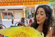 Steiner à Saigon mangeant du banh xeo. Photo : Sophie Steiner/Business Insider Zalo Facebook Twitter Impression Copy link. 