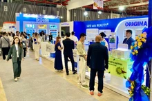 Les stands d’exposition de produits cosmétiques lors du salon de l’industrie de la beauté 2025. Photo: nhandan.vn