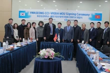 Les délégués participant à la cérémonie de signature posent pour une photo souvenir. Photo : VKBIA.